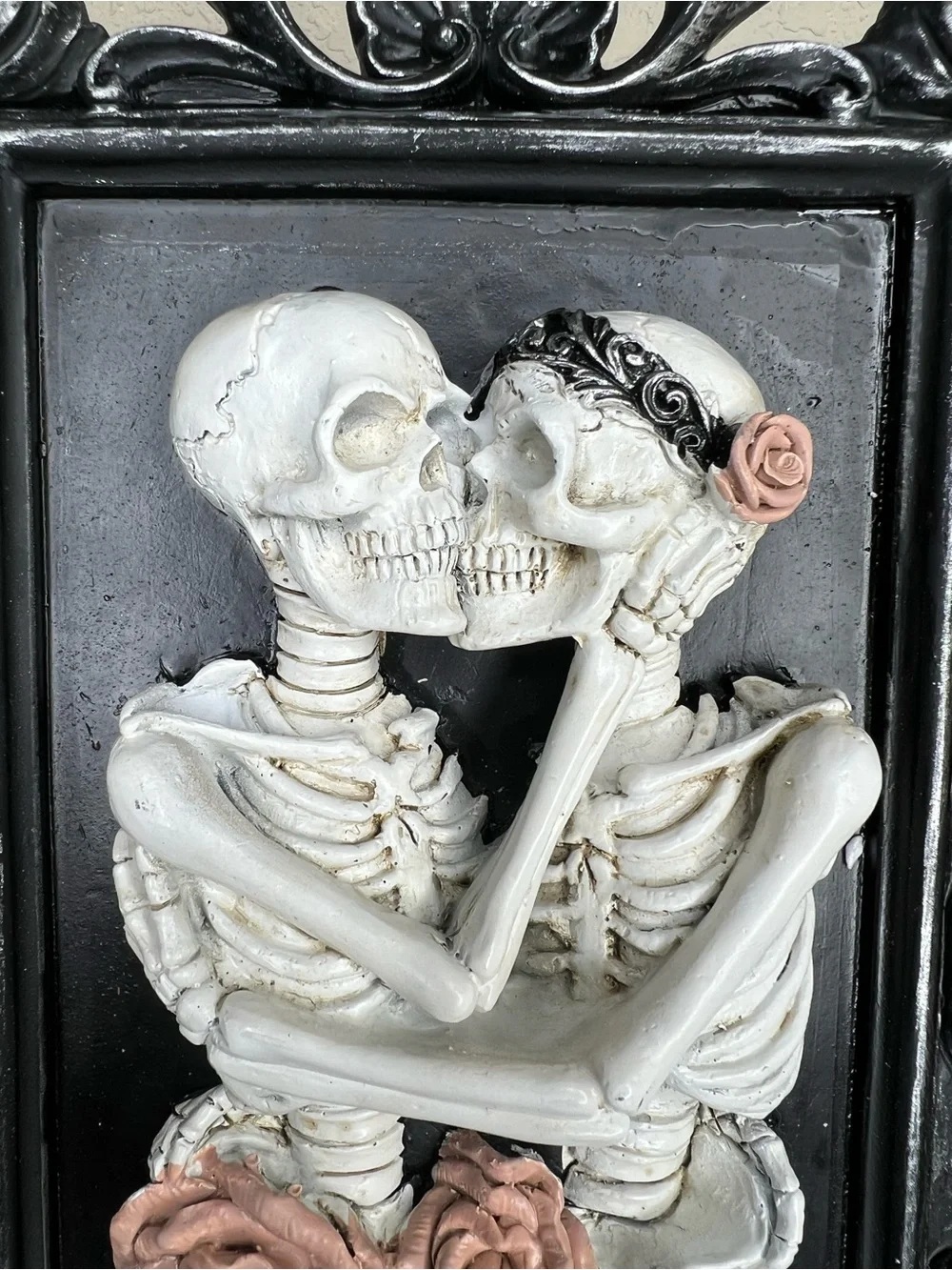 NEW 10”x 8” 3D Halloween Skeleton Kisses Framed Photo